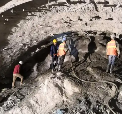 两当拱顶带模注浆料的施工流程及注意事项
